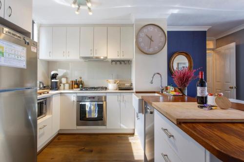 Dapur atau dapur kecil di Central Hidden Gem - Fremantle Apartment