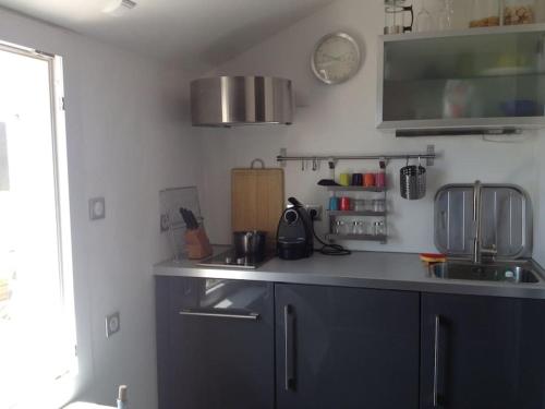 une cuisine avec un évier et un plan de travail dans l'établissement Appartement à Giens vue Porquerolles, à Hyères