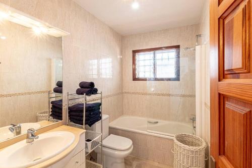 łazienka z umywalką, toaletą i wanną w obiekcie Los Gigantes Tamara Apt By Dream Homes Tenerife w mieście Santiago del Teide