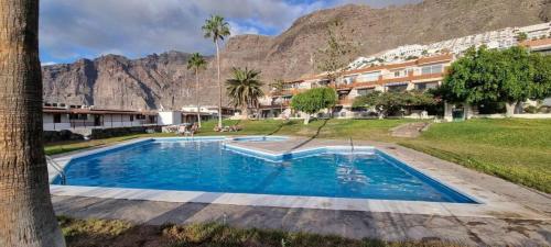 basen z górą w tle w obiekcie Los Gigantes Tamara Apt By Dream Homes Tenerife w mieście Santiago del Teide