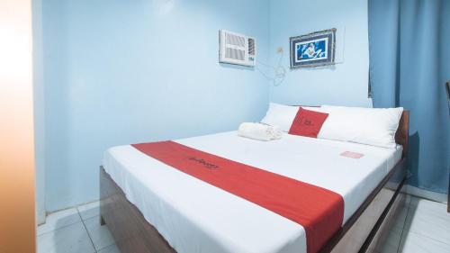 Postel nebo postele na pokoji v ubytování RedDoorz @ Raj Inn Guimaras