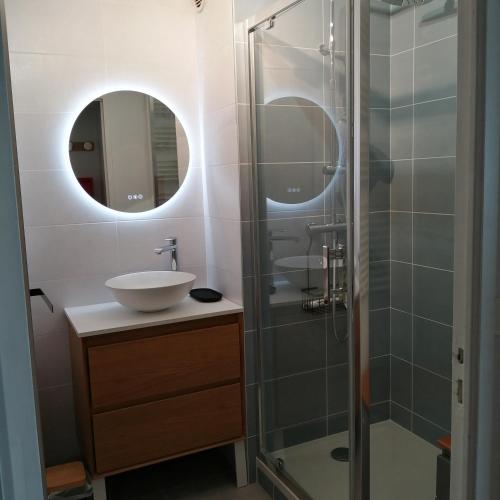 une salle de bain avec un lavabo et une douche en verre dans l'établissement AppartMalo, à Saint-Malo