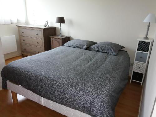 une chambre avec un lit et une commode dans l'établissement AppartMalo, à Saint-Malo