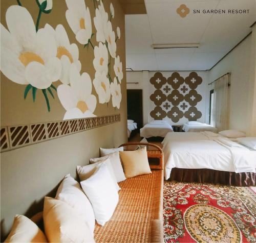 a hotel room with two beds and a couch at SN Garden in Ban Bo Hin