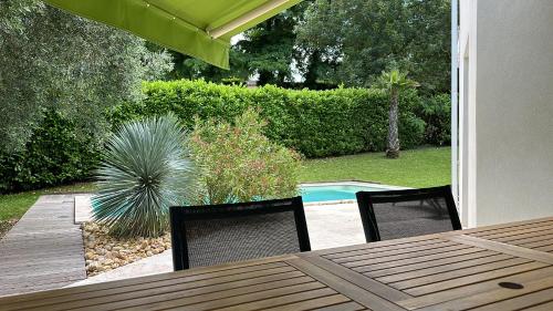 d'une table, de deux chaises et d'une piscine. dans l'établissement Chambre Ramonville-Saint-Agne, à Ramonville-Saint-Agne