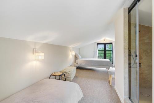 Ένα ή περισσότερα κρεβάτια σε δωμάτιο στο Maison st tropez dans les vignes