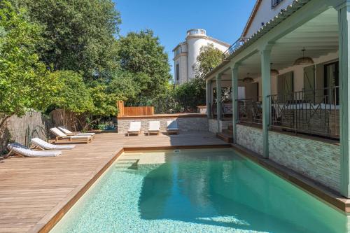 une piscine sur une terrasse à côté d'une maison dans l'établissement Maison st tropez dans les vignes, à Saint-Tropez