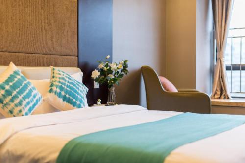 a hotel room with a bed and a window at Livetour Hotel Kehui Golden Valley Guanzhou in Guangzhou