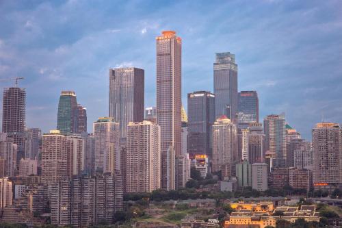 重慶市にあるISEYA Panoramic Hotel - Chongqing Jiefangbei Yunduan Zhiyanの高層ビル群がそびえる都市のスカイライン
