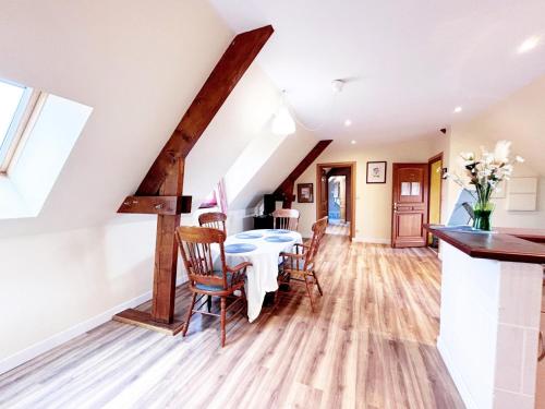une cuisine et une salle à manger avec une table et des chaises dans l'établissement La longère T3 - Au Golf de Bellême - Parking - Wifi - 4 Pers, à Bellême