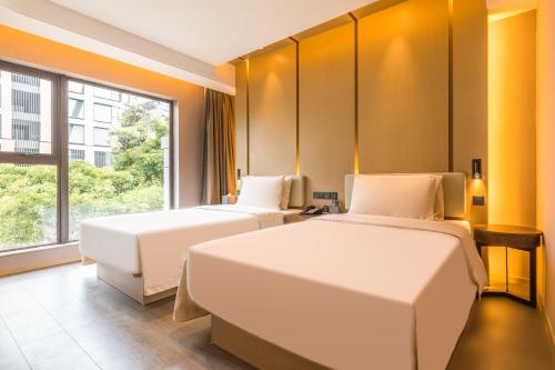 Katil atau katil-katil dalam bilik di Xiamen Lujiang Mingjia Hotel
