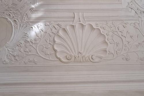 a white wall with a design on it at Schloss Kirchschönbach bei Prichsenstadt in Prichsenstadt