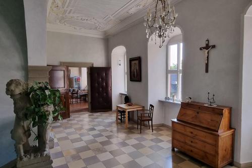 a large living room with a table and a chandelier at Schloss Kirchschönbach bei Prichsenstadt in Prichsenstadt