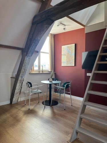 a dining room with a table and chairs at Planq Suites in Gorinchem
