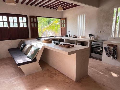 Η κουζίνα ή μικρή κουζίνα στο Mbibo House in the Shela Dunes