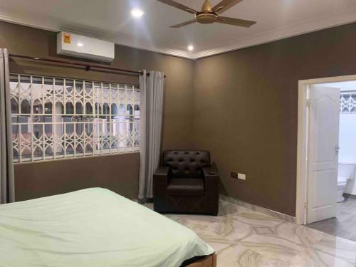 Postel nebo postele na pokoji v ubytování Luxurious 2-Bedroom Oasis in Sunyani-Fiapre