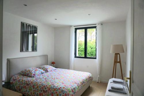 une chambre avec un lit et une fenêtre dans l'établissement Magnifique Villa avec Piscine en Provence, à Verquières