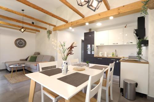 Holiday house "Laurus Garden" with private parking