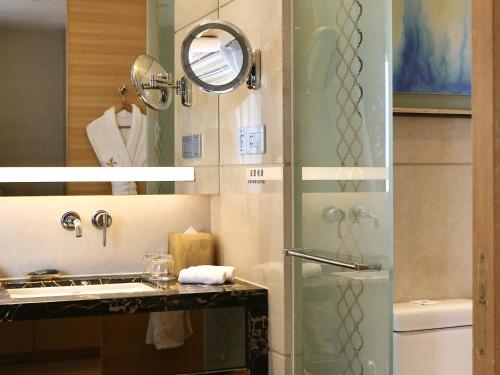 Ein Badezimmer in der Unterkunft Four Points by Sheraton Guangzhou Financial City, Tianhe