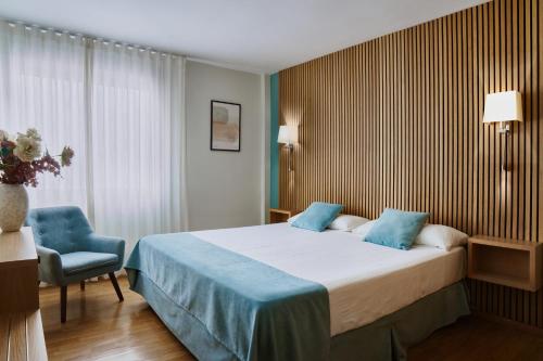 A bed or beds in a room at Reyes Católicos
