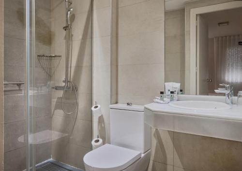 A bathroom at Reyes Católicos