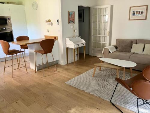 un salon avec un canapé et une table dans l'établissement Côte Pavée, à Toulouse