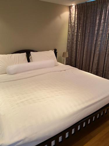Ένα ή περισσότερα κρεβάτια σε δωμάτιο στο Sea View One Bedroom Condo in Kata Beach
