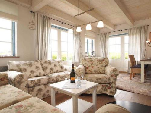 un soggiorno con divani e una bottiglia di vino su un tavolo di Sternschnuppe a Gross Schwansee