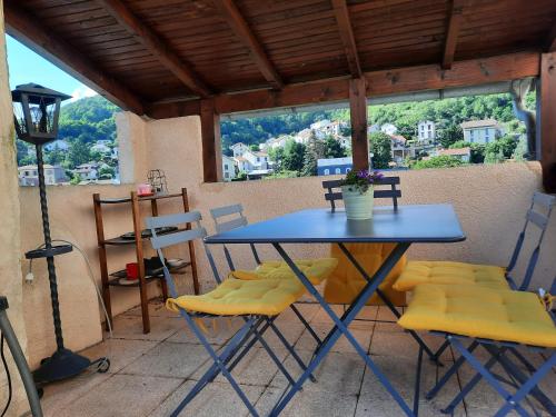 Maison de charme avec terrasse et garage fermé proche des volcans
