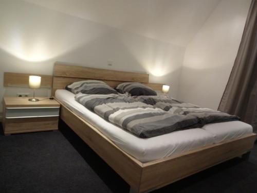 ミュンスターにあるFerienwohnung im Stadtzentrumの大型ベッド1台(2泊用スタンド付)