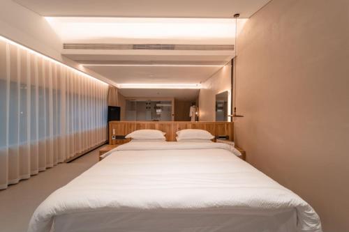a bedroom with two beds with white sheets at 云漫山居民宿 in Xinglong