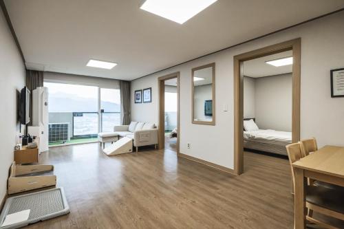 Voodi või voodid majutusasutuse Kensington Resort Chungju toas