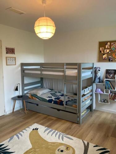 una camera da letto con un letto a castello in una stanza di Maison familiale a Le Pradet
