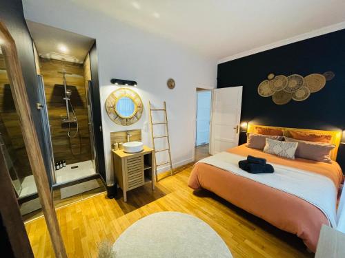 une chambre avec un grand lit et une douche dans l'établissement Appartement de standing hyper centre, à Tours