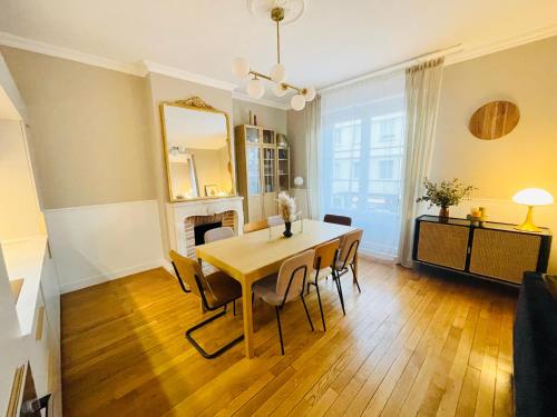 une salle à manger avec une table et des chaises dans l'établissement Appartement de standing hyper centre, à Tours