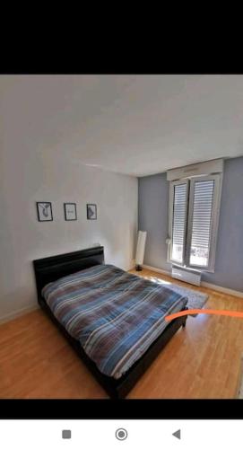 une chambre avec un grand lit dans une pièce dans l'établissement appartement cosy porte de Paris, à Montrouge