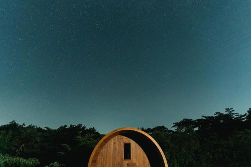 a wooden cabin under a starry sky at night at moon hakone in Hakone