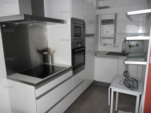 une cuisine avec un évier et une cuisinière four supérieur dans l'établissement Annonce de professionnel - Bel appartement, face Mer., au Crotoy