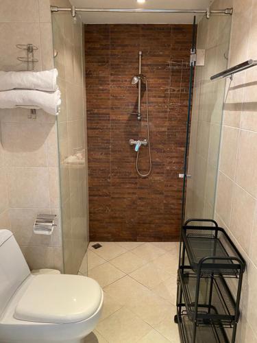 Ένα μπάνιο στο Sea View One Bedroom Condo in Kata Beach