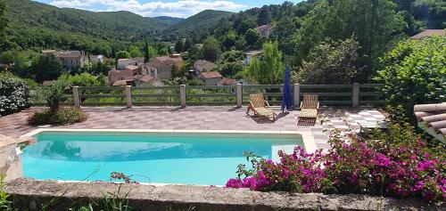 une piscine avec vue sur une montagne dans l'établissement Maison en Cevennes, à La Barriére