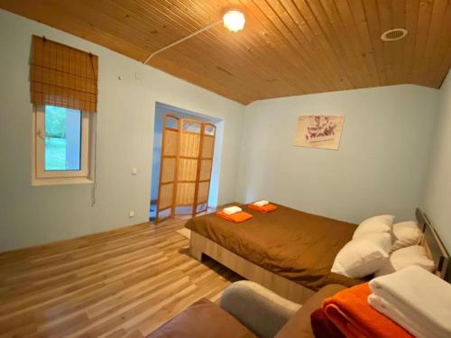 尤尔马拉Dune cottage的带床和沙发的卧室