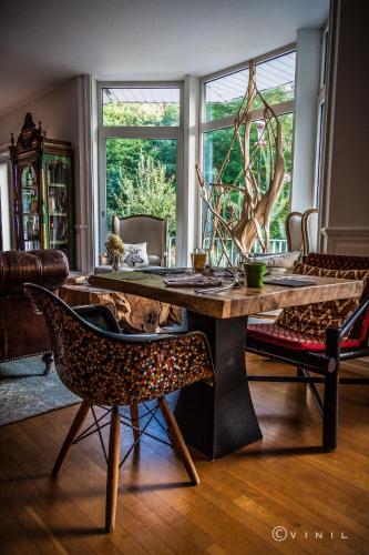 a living room with a table and two chairs at Villa Nao in Roxton Falls