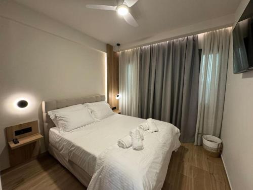 BendevísにあるVenetian Gate- New, elegant apt in city centerのベッドとタオル2枚のある寝室