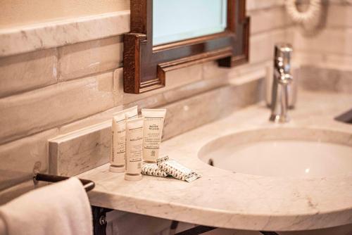 a bathroom counter with a sink and a mirror at Agriturismo La Cerra in Tivoli