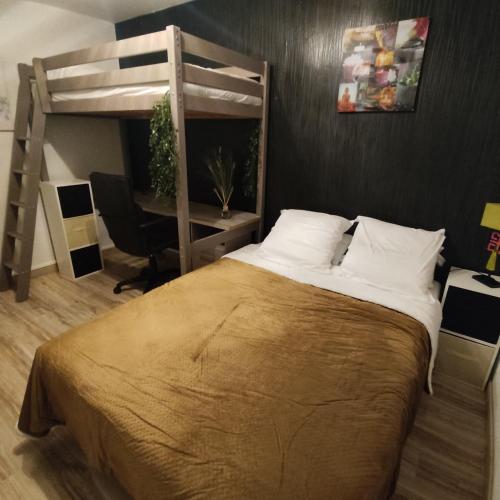 une chambre avec un lit superposé et un bureau dans l'établissement Au nid carolo, à Charleville-Mézières