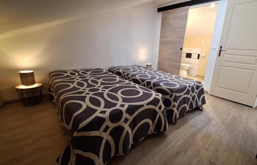 Cette chambre spacieuse comprend 2 lits. dans l'établissement maison avec terrasse du valleroy, à Joinville