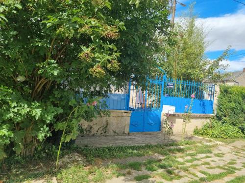 a blue fence with a blue gate at Le clos de la rose trémière in Andonville