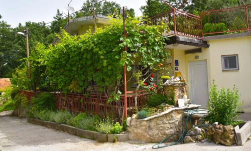 Κήπος έξω από το Apartments Cvitini Dvori Garjak