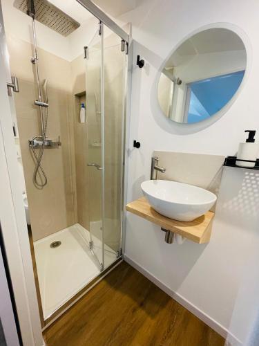 une salle de bain avec un lavabo et une douche dans l'établissement Magnifique Loft sur 2 niveaux Comédie Gare, à Montpellier