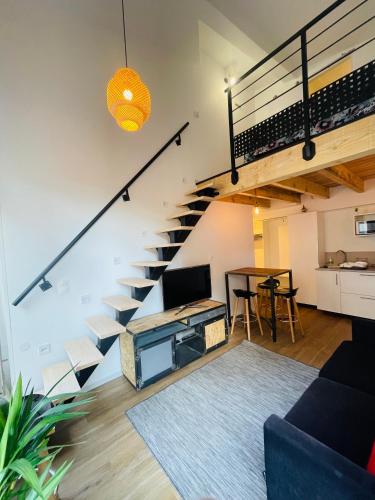 un salon avec un escalier et une table dans l'établissement Magnifique Loft sur 2 niveaux Comédie Gare, à Montpellier
